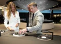 Watches & Wonders 2024: Am Stand von IWC Schaffhausen enthüllt Gisele Bündchen die neue Portugieser-Kollektion