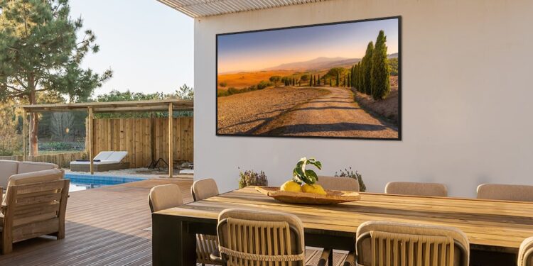 Fernsehen unter freiem Himmel: der Outdoor TV The Terrace bringt brillantes Bild und satten Sound zur nächsten Gartenparty