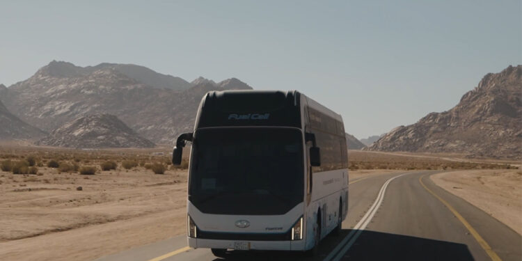 Hyundai testet Wasserstoffbus in den Bergen von NEOM zur Förderung emissionsfreier Mobilität